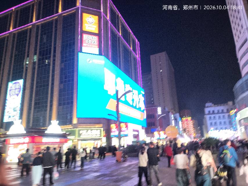 郑州市二七广场无限城显示屏媒体广告实拍