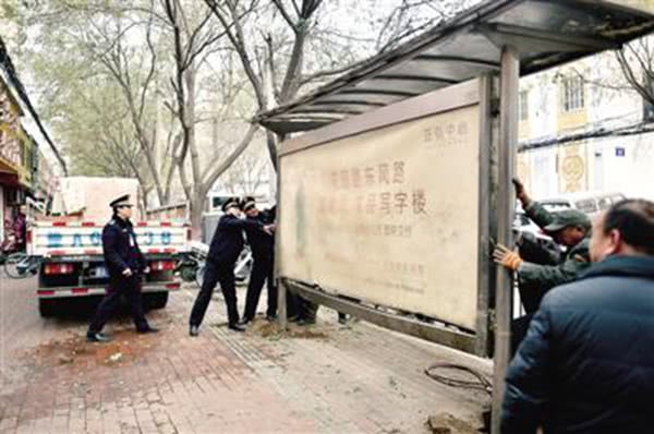 郑州的公交候车亭被谁盯上了？又影响了谁？