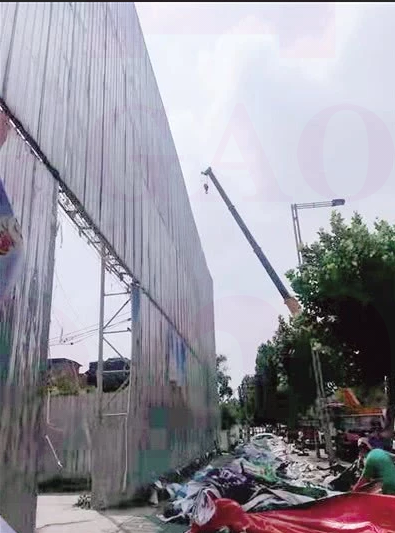 郑州市户外广告拆除整改，中原路两处高大围挡广告牌被拆
